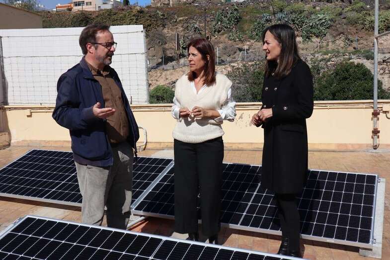 La alcaldesa Carmen Hernández, y el coordinador técnico de Desarrollo Económico, Soberanía Energética, Clima y Conocimiento insular, Raúl García Brink, visitaron el centro educativo/TA.